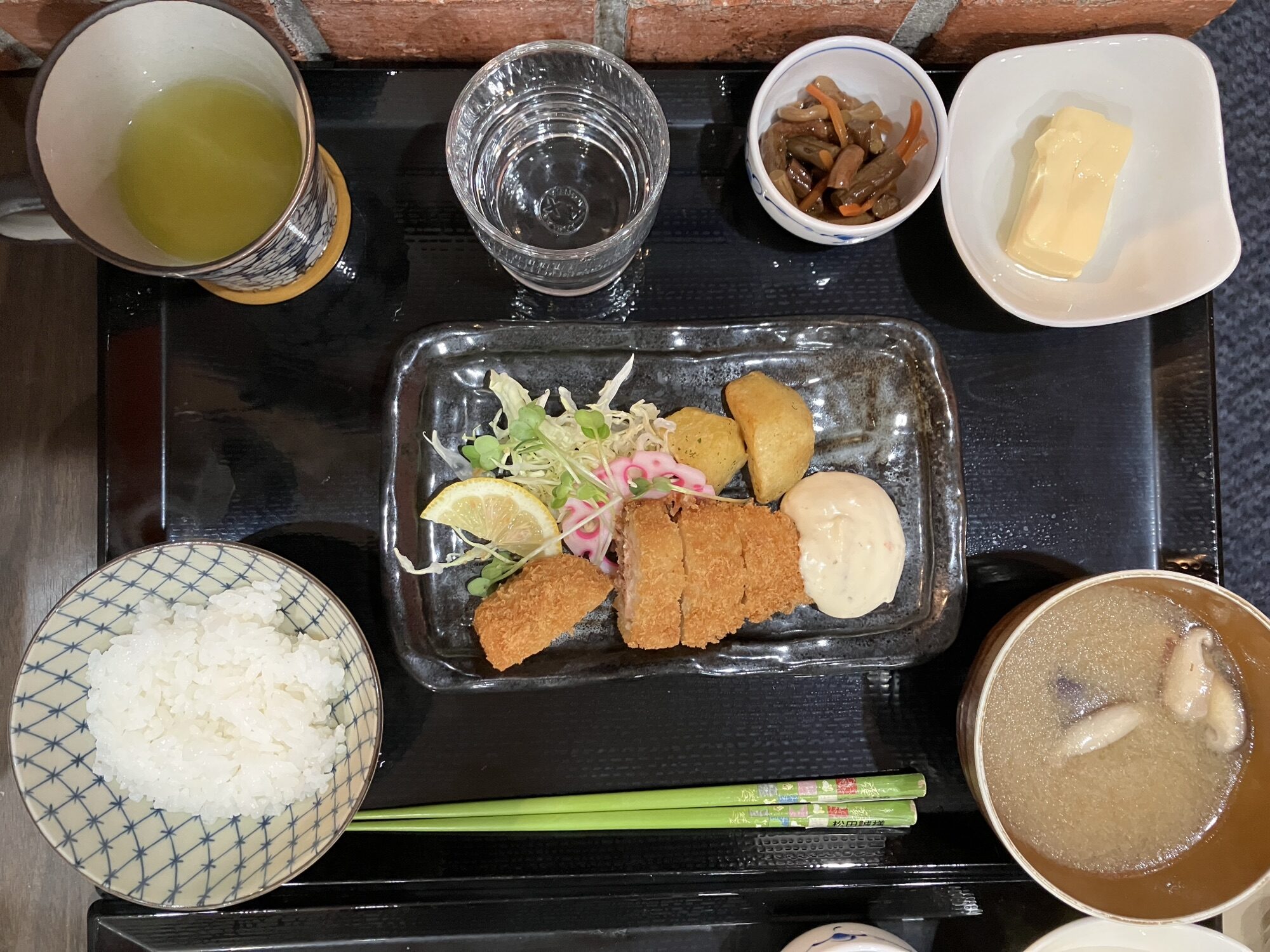 サーモンフライ、ぜんまい煮、玉子豆腐、ご飯、味噌汁